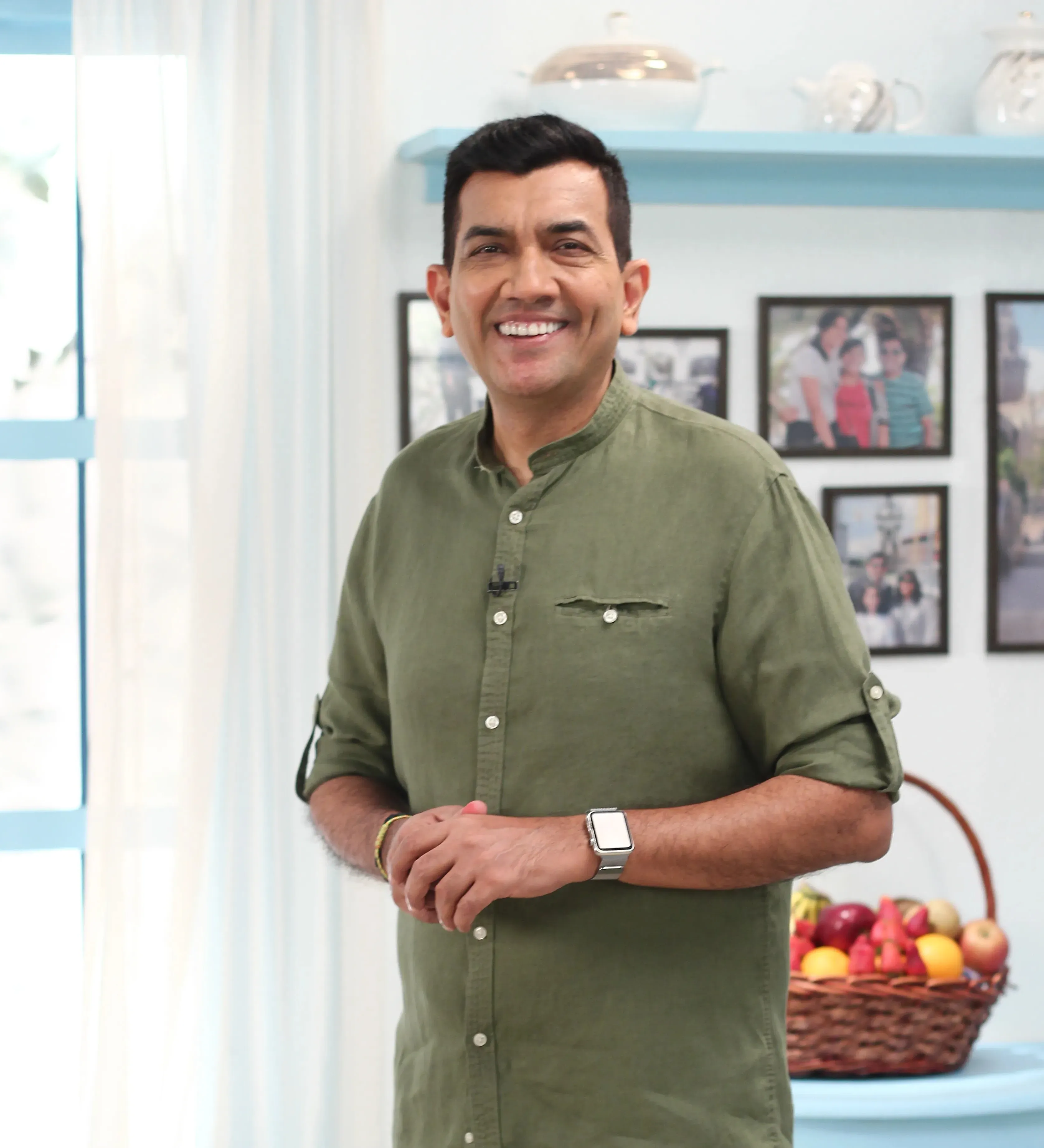 Chef Sanjeev Kapoor presenting plated dish