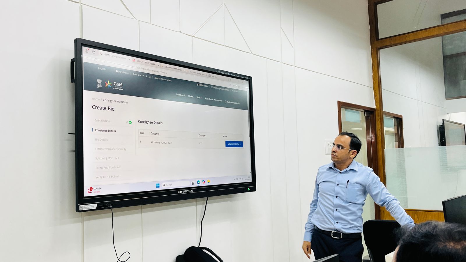 Previous workshop — trainer explaining a bid